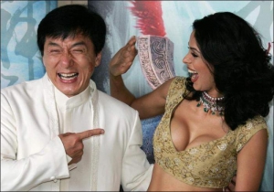 Джекки Чан с голливудской актрисой Малликой Шерават перед премьерой фильма ”Миф” на Каннском кинофестивале. 17 мая 2005 года