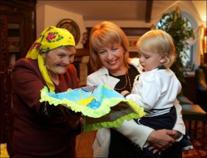 Параска Королюк дарит сыну президента Виктора Ющенко Тарасу вышитую подушку, 30 сентября 2005 года