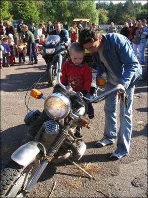 Деякі мотоциклісти приїхали на зліт ”Байк-шоу-2006” у Житомирі із родинами