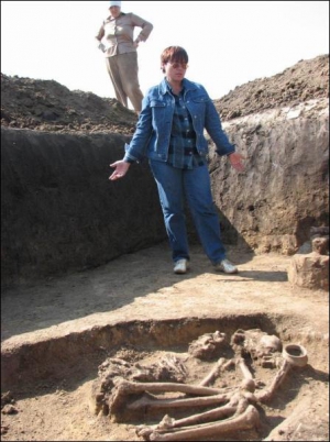 У села Городище Козевского района на Тернопольщине директор областной инспекции охраны памятников Мария Ягодинская осматривает выкопанные останки