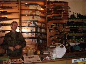 Продавец ”Калибра” Андрей Муляр. На фото справа — весь ассортимент пневматического оружия в магазине