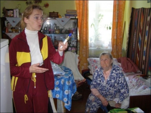 Через конфликты с сестрой Евгения Савчук (на фото слева) с матерью Ольгой Николаевной и спят, и обедают в одной комнате