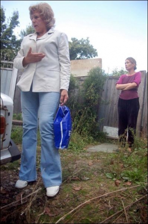 Сусідка Лариса Северененко і Олена Фінагіна (на фото позаду)