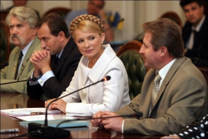 Юлія Тимошенко між своїми союзниками по ”Парламентській опозиції” — Йосипом Вінським і Миколою Томенком