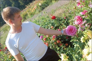 Научный сотрудник Анатолий Дорошенко посреди георгинового поля в ботсаду