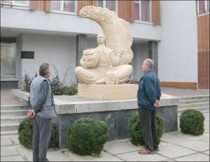 Возле памятника варенику, который открыли в Черкассах в прошлый вторник, поставят монумент самогонному аппарату