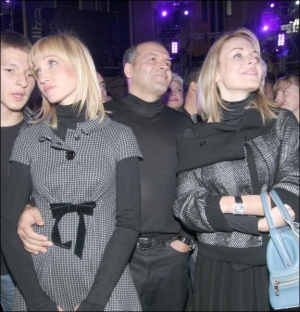 Олена Франчук і Віктор Пінчук (у центрі) із дітьми, звідними братом і сестрою Романом Франчуком і Марією Пінчук, на відкритті Центру сучасного мистецтва в Києві. 16 вересня 2006 року