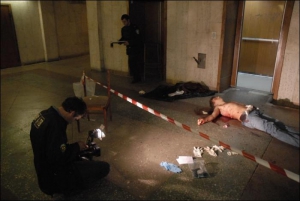 Криминалисты обследуют место убийства. Тело студента лежит за семь метров от главного входа в учебный корпус