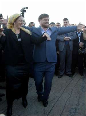 Рамзан Кадиров з дружиною Мадіною танцює під час святкування свого 30-річчя