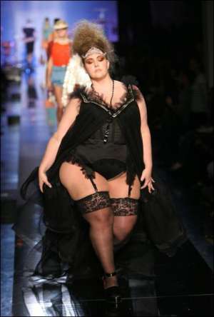 На одном из показов Недели высокой моды в Париже модель Вельвет д’Амур прошла по подиуму в костюме от Жана-Поля Готье, который французский дизайнер создал именно для нее