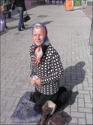 Антоніна Армашова просить милостиню біля Центрального ринку в Кіровограді