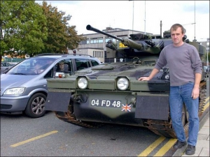 Стивен Эллисон из Великобритании купил на военном складе разведывательный танк и использует его вместо автомобиля