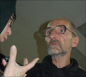Петро  Мамонов розмовляє із київською черницею у кав’ярні столичного Будинку кіно