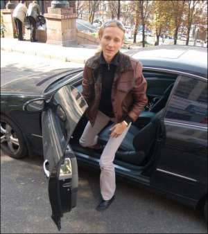 Олимпийская чемпионка Инесса Кравец имеет ”Мерседес SLK”. Ездит на нем два года. Стоимость машины —20 тысяч долларов 