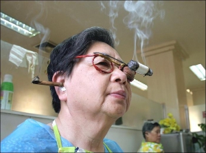 В больнице города Цзинань, провинции Шаньдунь (Восточный Китай) женщину лечат зажженными сухими листками в ушах и грецким орехом на глазу 