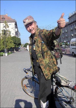 Вулицями Луцька Валерій Маренич їздить на старому німецькому велосипеді ”Майнен”