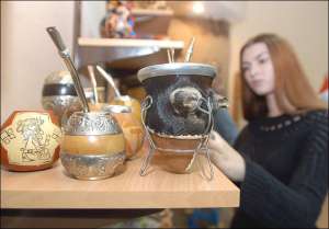 Продавець Мар’яна Ревенко демонструє калабаси — посуд, виготовлений із висушеної дині. З нього п’ють мате