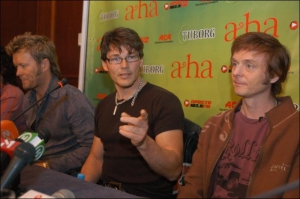 Клавішник Маґне Фурухольмен, вокаліст Мортен Гаркет і гітарист Пол Воктор-Савой (зліва направо) не знали, що рекламуватимуть пиво