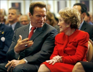 Нынешний губернатор Калифорнии Арнольд Шварценеггер общается с вдовой Рейгана 83-летней Нэнси в Библиотеке Рональда Рейгана в городе Сими-Велли