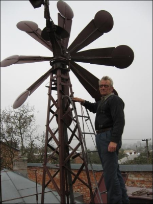 Тернополянин Ярослав Бендас на даху свого будинку на вулиці Ломоносова показував власноруч змонтовану вітрову електростанцію