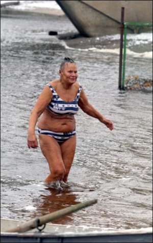 Киянка виходить на берег після купання у столичному Гідропарку