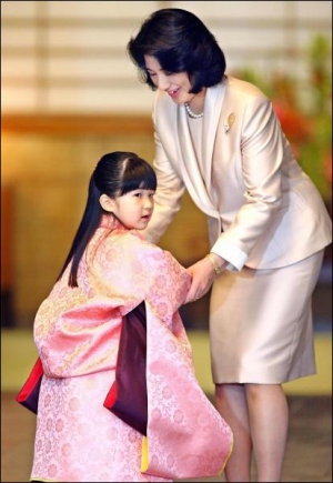 Пятилетняя японская принцесса Айко вместе со своей матерью принцессой Насако во время церемонии инициации, проходившей в столице Японии Токио