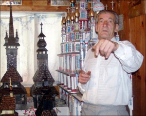 Копії храмів Андрій Воробець виготовляє з дерева і шишок