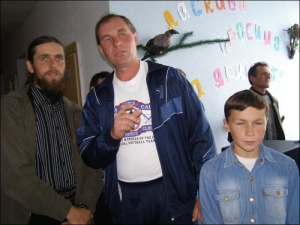 Отец Павел Дубинец, тренер школьной футбольной команды Василий Музычко и сын отца Павла Владимир