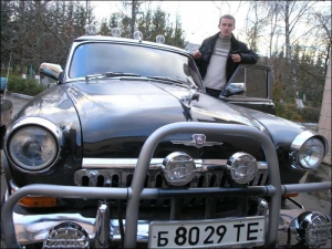 Віталій Долиняк на вулиці Тернополя демонструє джип ”монстр”, який вони разом із батьком зібрали зі старих машин