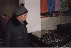 В ювелирном отделе магазина ”Ромашка” в городе Ахтырка на Сумщине, который недавно ограбили, опять продают золотые украшения