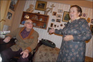 Анатолій Дімаров пригадує, як його мама пекла млинці з цвіту акації. А його дружина Євдокія Несторівна їла бруньки з липи