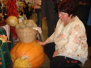 Відвідувачі столичної виставки ”Агрофорум-2006” роздивляються гарбуз вагою 85 кг. Його виростили фермери із Закарпаття