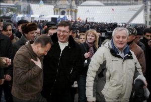 Зліва направо: колишні польові командири народний депутат Микола Томенко, міністр внутрішніх справ Юрій Луценко і екс-нардеп Володимир Філенко на столичному майдані Незалежності 22 листопада 2006 року