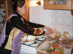 Анна Бакович из села Запытив Каменка-Бугского района на Львовщине на праздничный ужин печет пудинг