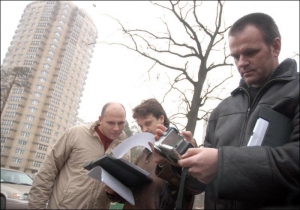 Після того як інвесторів перестали впускати до квартир, Андрій Єфанов (праворуч) знімає на відеокамеру всі події, пов’язані з будинком