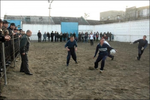 Заключенные Львовской исправительной колонии №30 играют в футбол. Раньше на месте спортивной площадки был огород