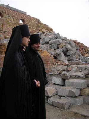 Священники в селе Ильковка под Винницей возле руин новой церкви, которую сооружали своими руками
