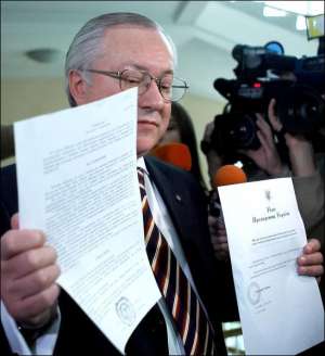 Борис Тарасюк показує указ президента і постанову суду, яка призупинила рішення парламенту про його відставку з посади міністра закордонних справ