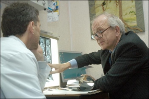 Нейрохірург Генрі Марш разом зі своїм українським колегою Степаном Мизаком з Міжнародного центру нейрохірургії розглядають томографічні знімки. Під час щорічних візитів до Києва британський лікар робить чотири-п’ять операцій 