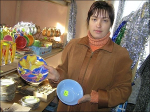 Врач по гигиене труда гайсинской санэпидемстанции Винницкой области Светлана Колодийчук показывает ядовитые тарелки, которые продаются в одном из магазинов города