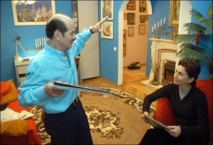 Григорій Чапкіс у своїй двокімнатній квартирі на Борщагівці в Києві із донькою від першого шлюбу Лілією