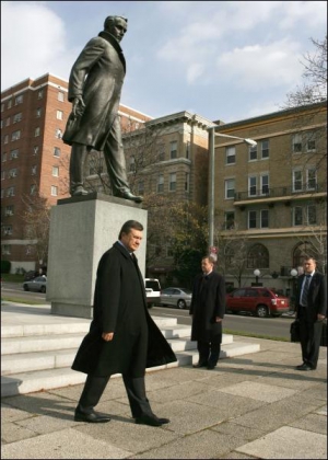 В Вашингтоне премьер-министр Виктор Янукович возле памятника Тарасу Шевченко