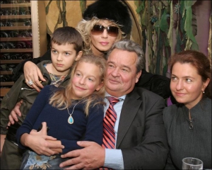 Ирина Билык с сыном Глебом и Иван Плющ с дочерью Доминикой и женой Светланой на презентации альбома Алины Гросу