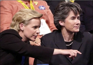 Мері Чейні (ліворуч) разом зі своєю подругою Хізер Поу на з’їзді Республіканської партії під час президентських виборів у США 2004 року