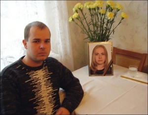 Удівець Вадим біля фото померлої дружини Наталі