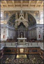 На фото зображений головний вівтар у соборі Святого Павла у Римі із саркофагом цього апостола.