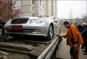 Працівники виконавчої служби у Донецьку забирають ”Мерседес Е320” у жителя міста В’ячеслава Нефьодова. Чоловік заборгував за комунальні послуги 12 тисяч гривень