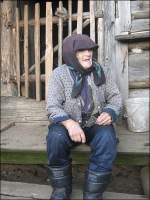 Юстина Біланин на порозі своєї хати