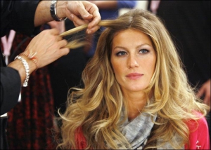 Моделі компанії ”Вікторіяс Сікрет” 26-річній бразилійці Жизель Бундхен роблять волосся пишним до показу мод у Голлівуді