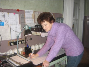 Світлана Плішко показує на комп’ютері цифровий запис землетрусу, що стався 23 листопада на Закарпатті